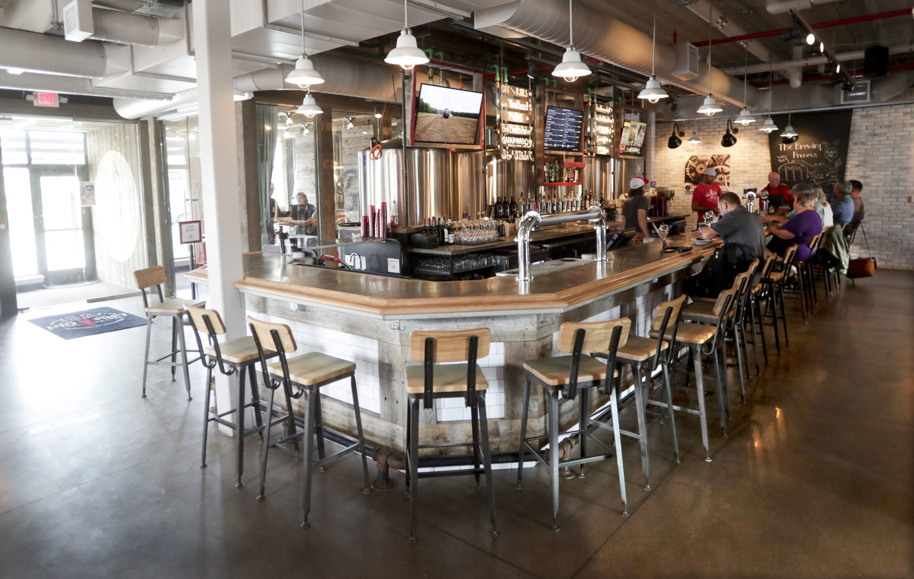 Lone Girl Brewing bar